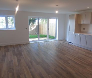 4 bedroom semi-detached house to rent - Photo 1