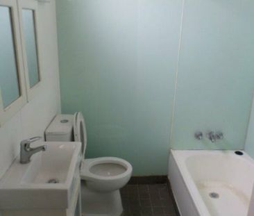 TIDY TWO BEDROOM UNIT - WATER INCLUDED- WALK TO PARRAMATTA CBD - Photo 3