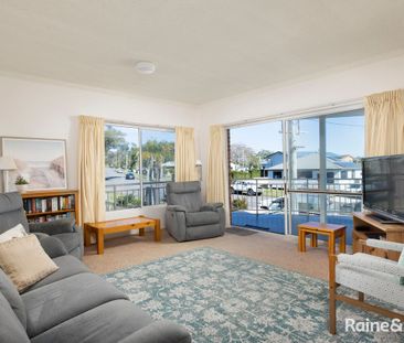 Fully furnished water front living - Photo 2