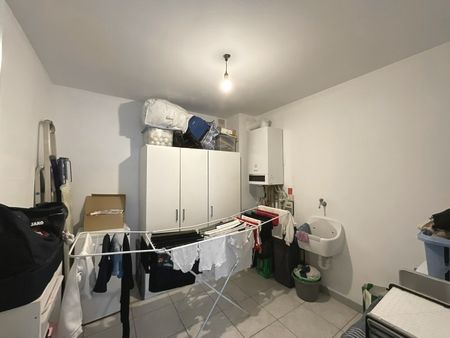 Centraal gelegen gelijkvloers appartement met twee slaapkamers en garage - Foto 2