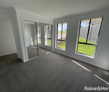 Spacious 2 bedroom unit - Photo 2