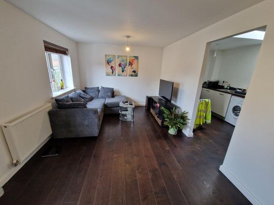 2 bedroom coach house to rent - Photo 1