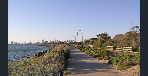 SPACIOUS ART DECO APARTMENT IN ONE OF ELWOOD’S PRIZED LOCATIONS - Photo 1