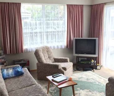 Cozy & Convenient Living in Fenton Park – Fully Fenced 2-Bedroom Home! - Photo 3