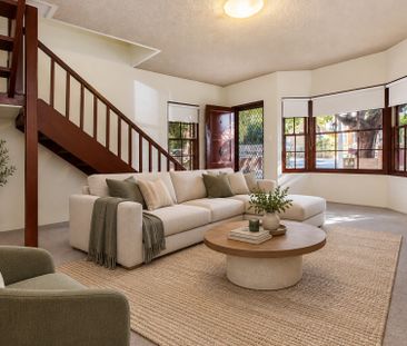 Freshly Painted 3 Bedroom Townhouse in Convenient Ashfield Location - Photo 1