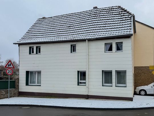 Solides, unterkellertes Einfamilienhaus mit optionalem Stellplatz zur Miete! - Photo 1