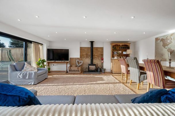 4 bedroom detached house to rent - Photo 1