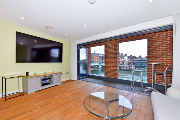 A stunning riverside townhouse with roof garden offering views of Eton and the River Thames. - Photo 1
