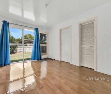8 Ormiston Street, Mount Waverley - Photo 2