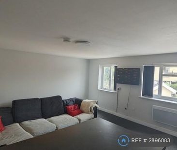 1 bedroom in a flat share to rent - Photo 2