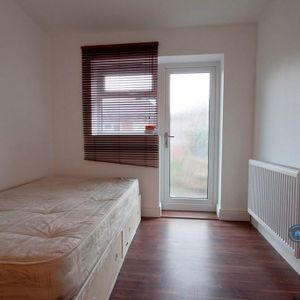 1 bedroom in a flat share to rent - Photo 2
