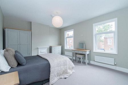 4 bedroom semi-detached house to rent - Photo 4