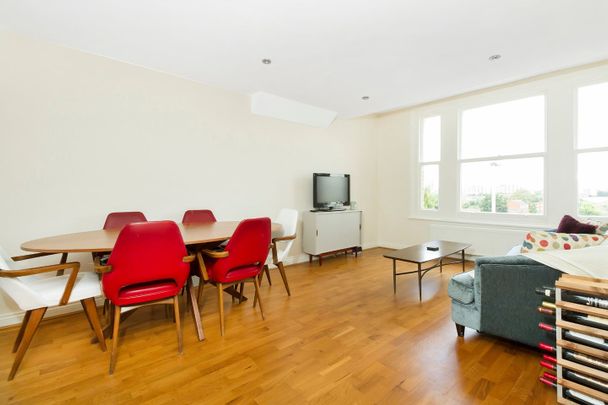 2 Bed Flat, Wandsworth Road, SW8 - Photo 1