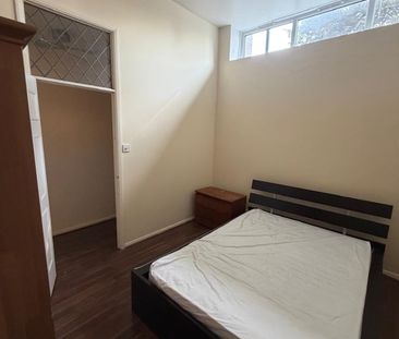 2 Bed Flat, Mansfield Road, IG1 - Photo 4