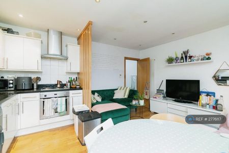 3 bedroom flat to rent - Photo 3