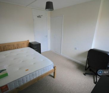 3 bedroom flat to rent - Photo 4