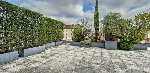 Lyon 3 : Magnifique T5 avec cuisine équipée, terrasse arborée et garages - Photo 2