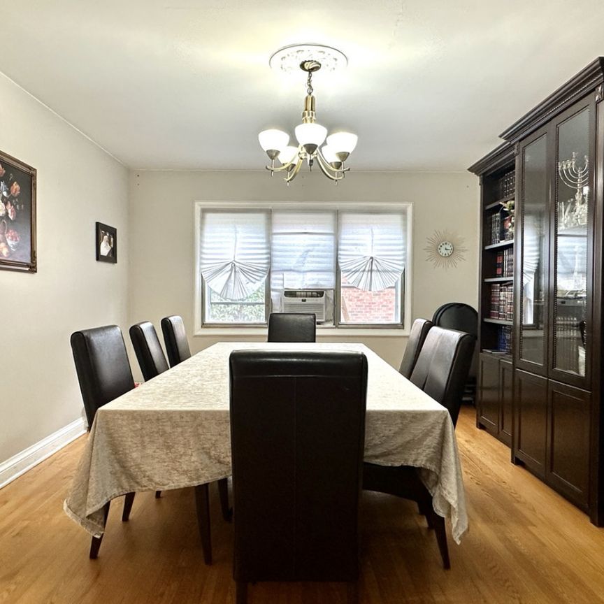 Haut de duplex de 5 chambres+ 2,5 salles de bain et garage offert en location non-meublée ! - Photo 1