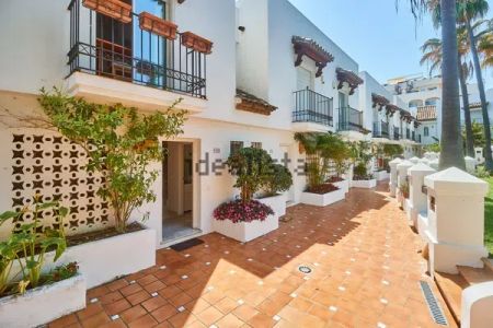 Alquiler de chalet adosado en Calle Velázquez - Photo 2