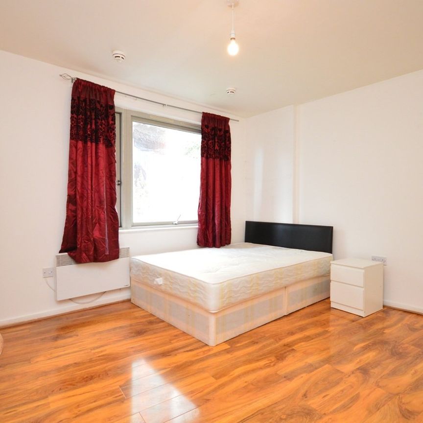 Room in a Shared Flat, Blackwall Way, E14 - Photo 1