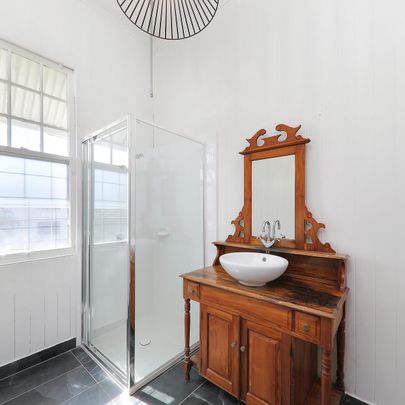 LARGE CHARACTER HOME - WINDSOR STATE SCHOOL CATCHMENT - Photo 1