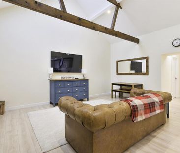 2 bedroom barn conversion to rent - Photo 1