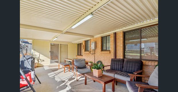 BEAUTIFUL FAMILY HOME + BEST LOCATION! - Photo 1