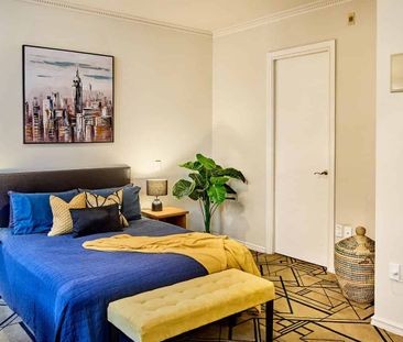 Historic and Beautifully Furnished City Apartment - Photo 3