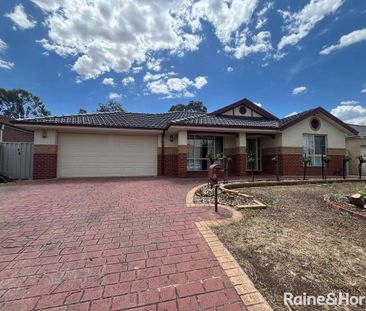 12 Loddon Close, Caroline Springs, VIC 3023 - Photo 3