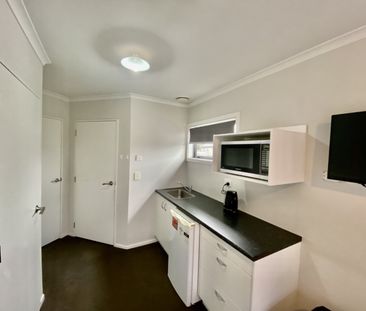 This beautiful and modern upstairs unit is just a 5-minute walk to ... - Photo 4