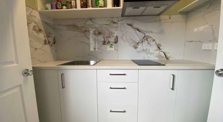 Spacious Furnished Ensuite with Kitchenette - Photo 2