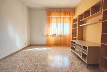 Appartamento con 2 camere, arredato.