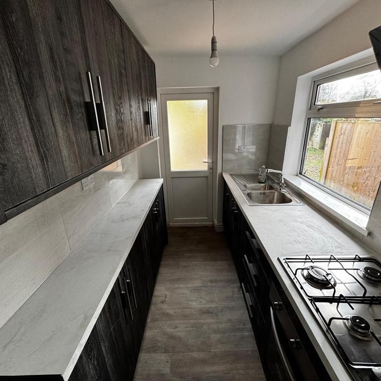 2 bedroom terraced house to rent - Photo 1