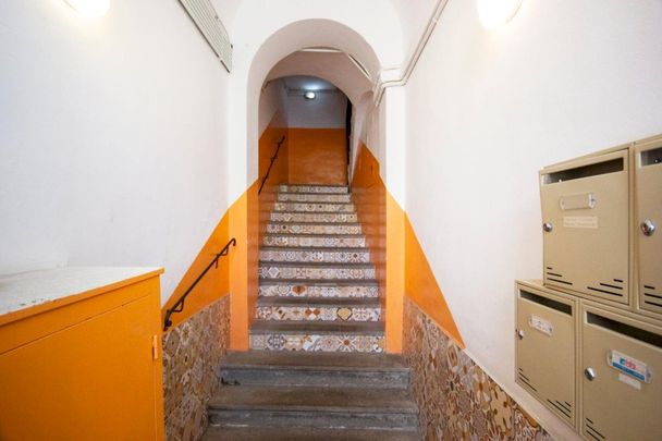 Cozy private room with a queen-size bed, ideal for working or studying from home - Photo 1