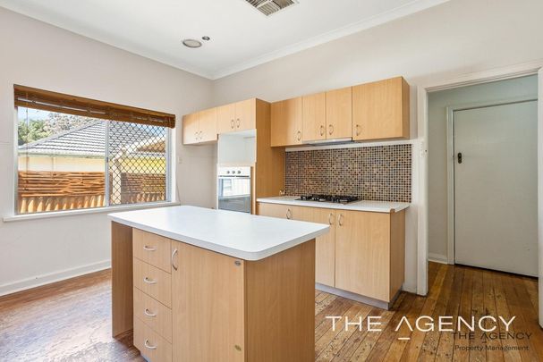 3 Bedroom 1 Bathroom House in Bedford - Photo 1