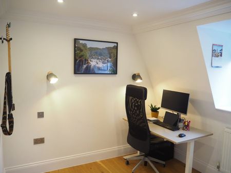 2 Bed Penthouse, Lough Road, N7 - Photo 4