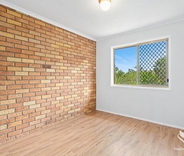 THREE BEDROOMS TOWNHOUSE WITH VINLY FLOOR DOWNSTAIRS AND AIR CONDITION - Photo 3