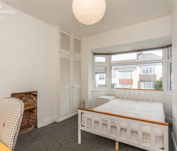 4 bedroom end of terrace house to rent - Photo 2