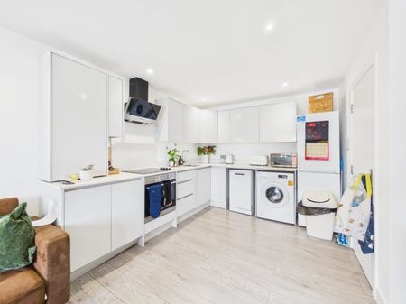 Station Crescent, Ashford, Surrey,TW15 - Photo 4
