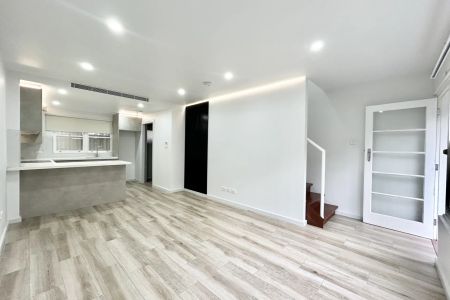 Townhouse-style Apartment with split level. - Photo 2