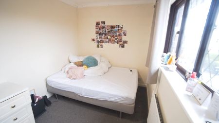 To Rent Baverstock Road, Talbot Village, Poole, BH12 £3,120 pcm Tenancy Info - Photo 4