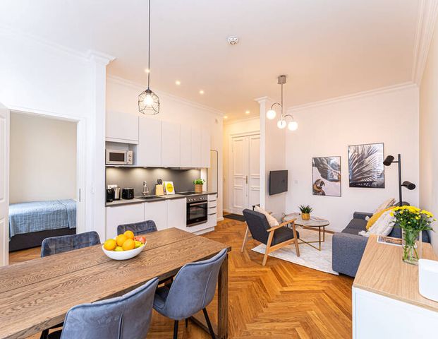 Urbaner Luxus: Neu renovierte und möblierte 3-Zimmer-Wohnung im Kollwitzkiez - Photo 1