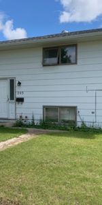 Large main floor suite in Sutherland - Photo 3