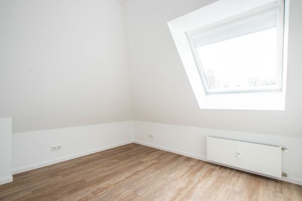 Top renovierte 3 Zimmer Dachgeschosswohnung mit Balkon und Einbauküche in Bielefeld Hillegossen - Photo 1