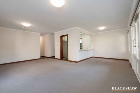 Prime Location Apartment with Spacious Living and Modern Amenities - Photo 5