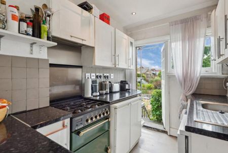 3 bedroom flat to rent - Photo 4