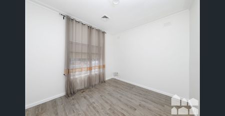 LOCATION LOCATION! - Photo 4