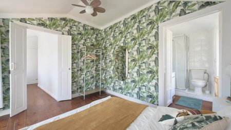 Room in a shared 13-bedroom apartment for rent in Lisbon, professionals only - Photo 2