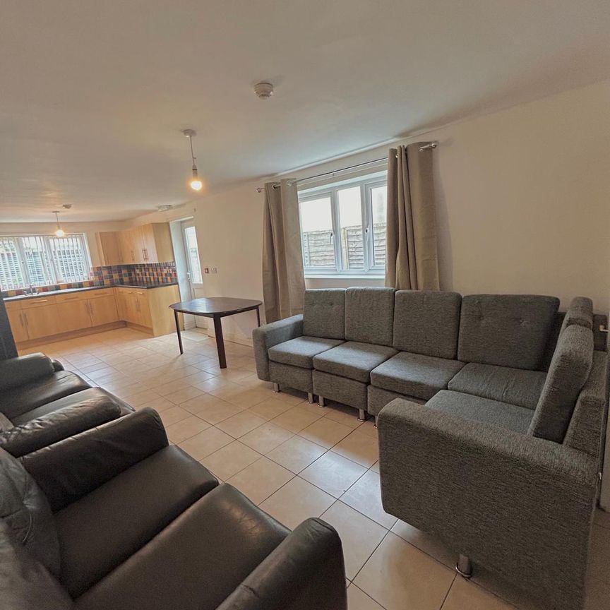 10 Bedroom Student Home – Llanbleddian Gardens - Photo 1