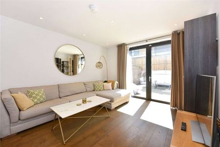 Superb family home, which offers well-presented living accommodation across three floors. - Photo 2